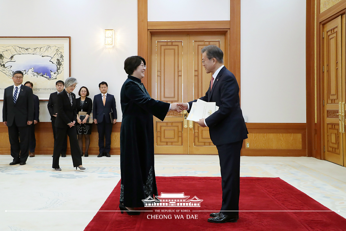 Receiving diplomatic credentials from new ambassadors to Korea at Cheong Wa Dae 