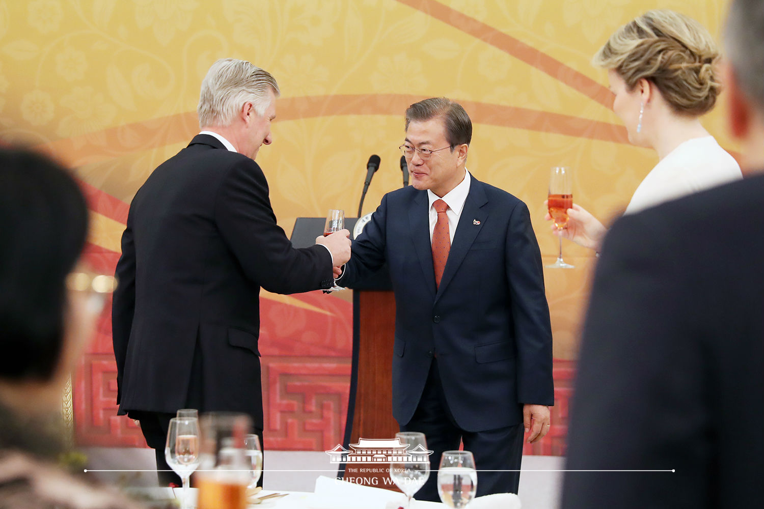 Hosting the state dinner at Cheong Wa Dae for Their Majesties the King and the Queen of the Belgians during their state visit to Korea 