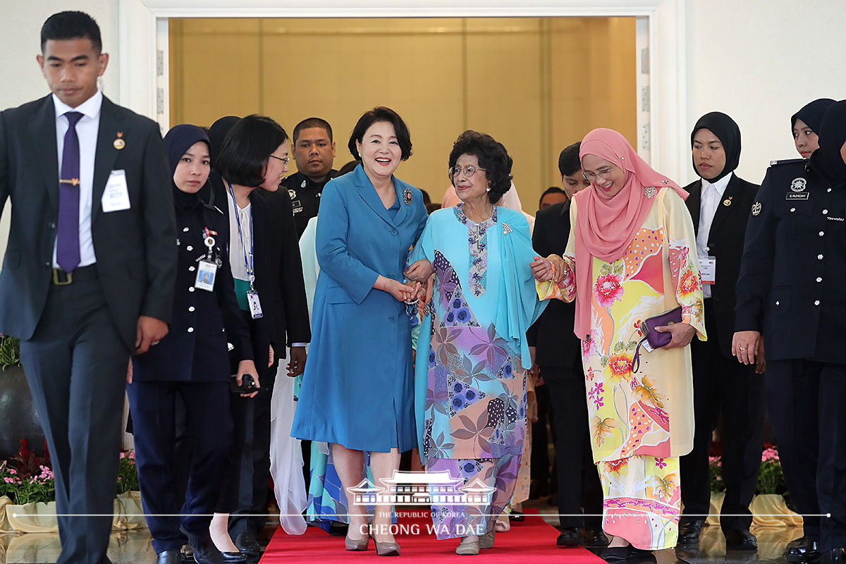 First Lady Kim Jung-sook meeting with Malaysian First lady Siti Hasmah Mohamad Ali 