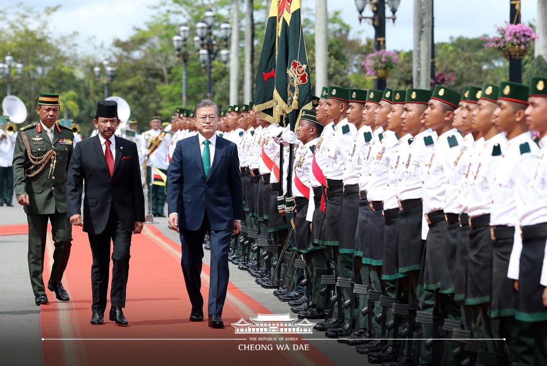 President Moon Jae-in and Brunei Sultan Hassanal Bolkiah on March 11 inspect an honor guard in a welcoming ceremony at Istana Nurul Iman, the seat of the Brunei government. (Cheong Wa Dae) 