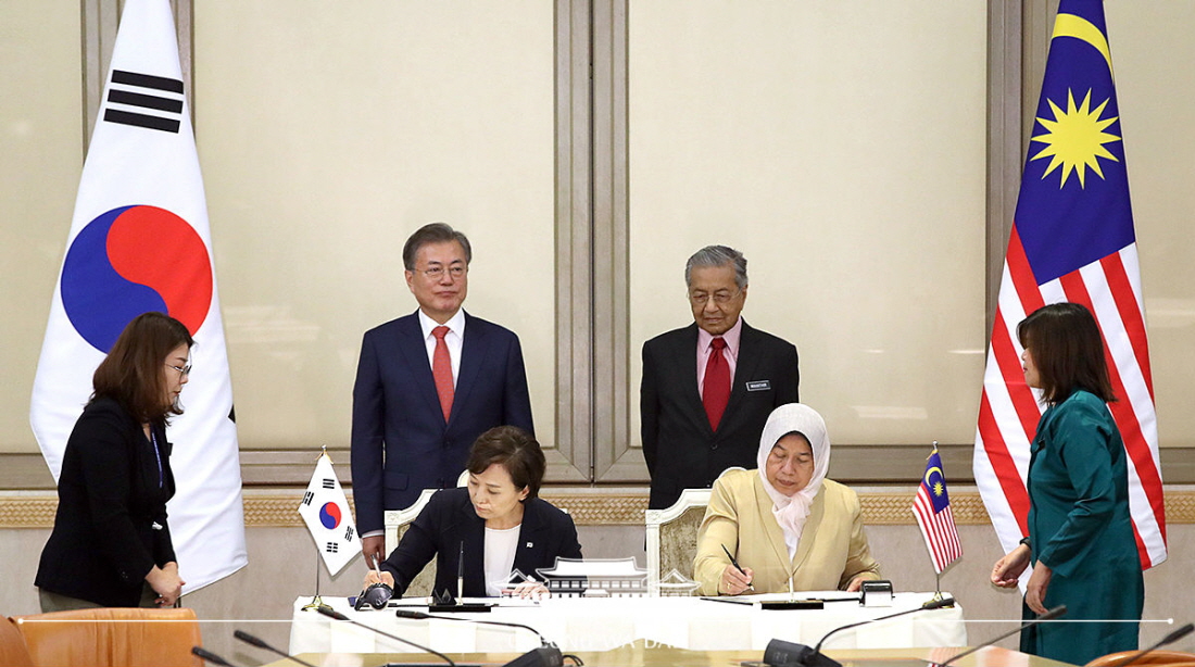  President Moon Jae-in and Malaysian Prime Minister Mahathir Mohamad on March 13 look on as their countries sign bilateral agreements at the prime minister’s office in Putrajaya, Malaysia.