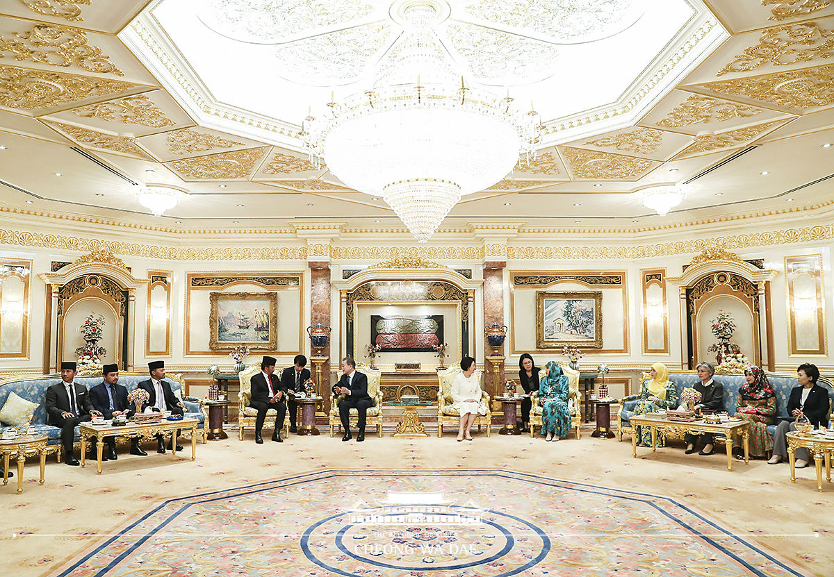 President Moon Jae-in and First Lady Kim Jung-sook conversing with their Bruneian counterparts at the royal palace of Brunei 