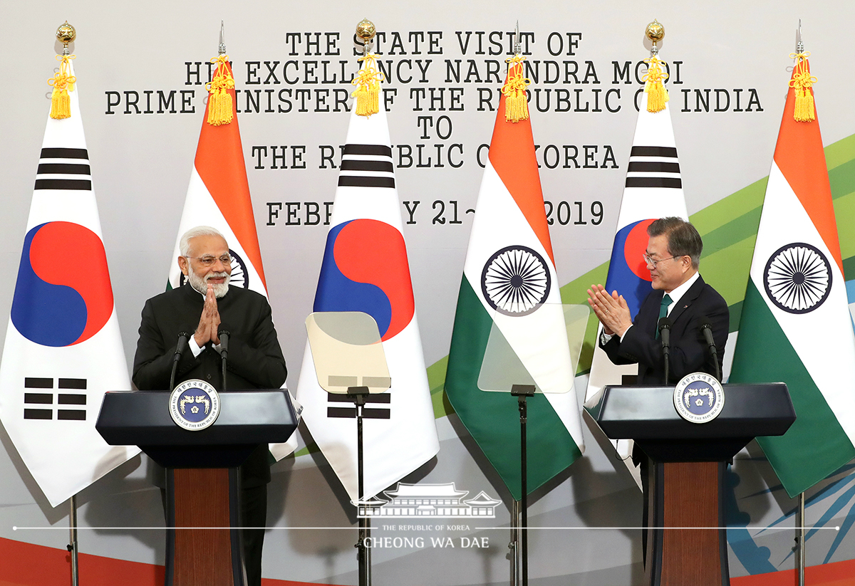 Holding a joint press conference after Korea-India summit at Cheong Wa Dae 