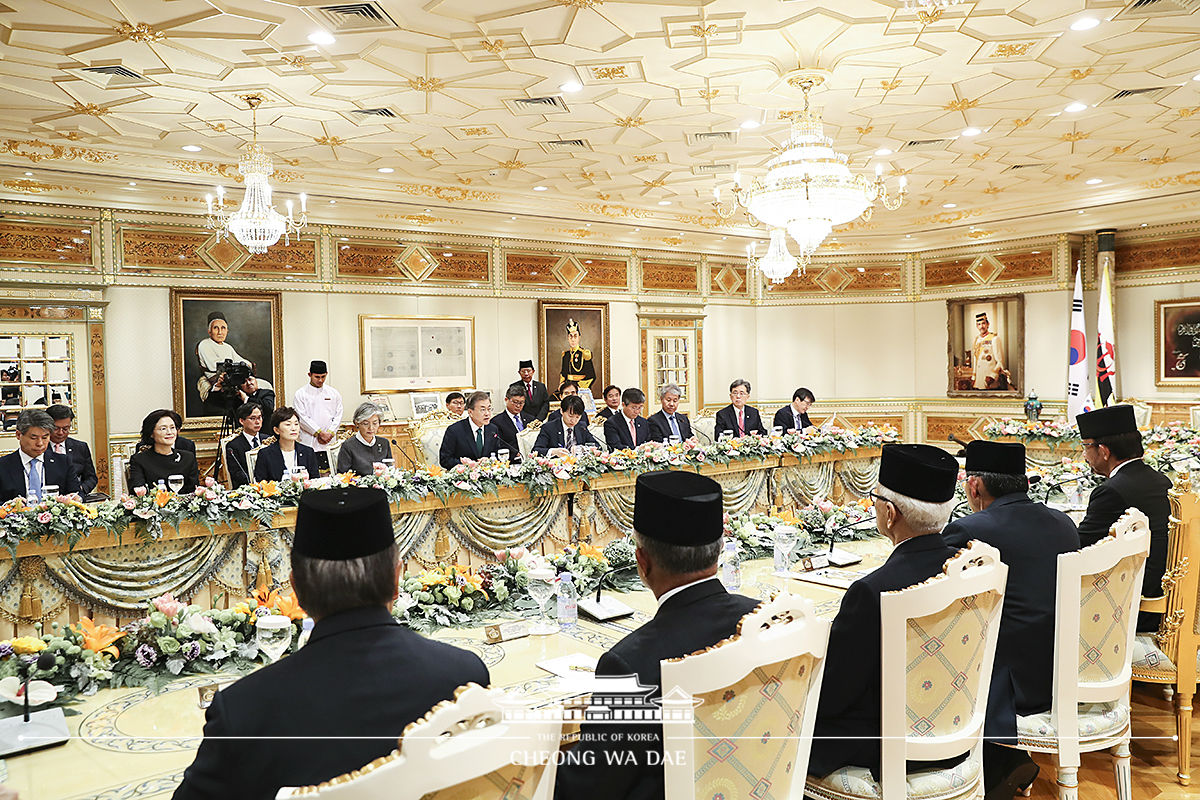 Korea-Brunei summit at the royal palace of Brunei 