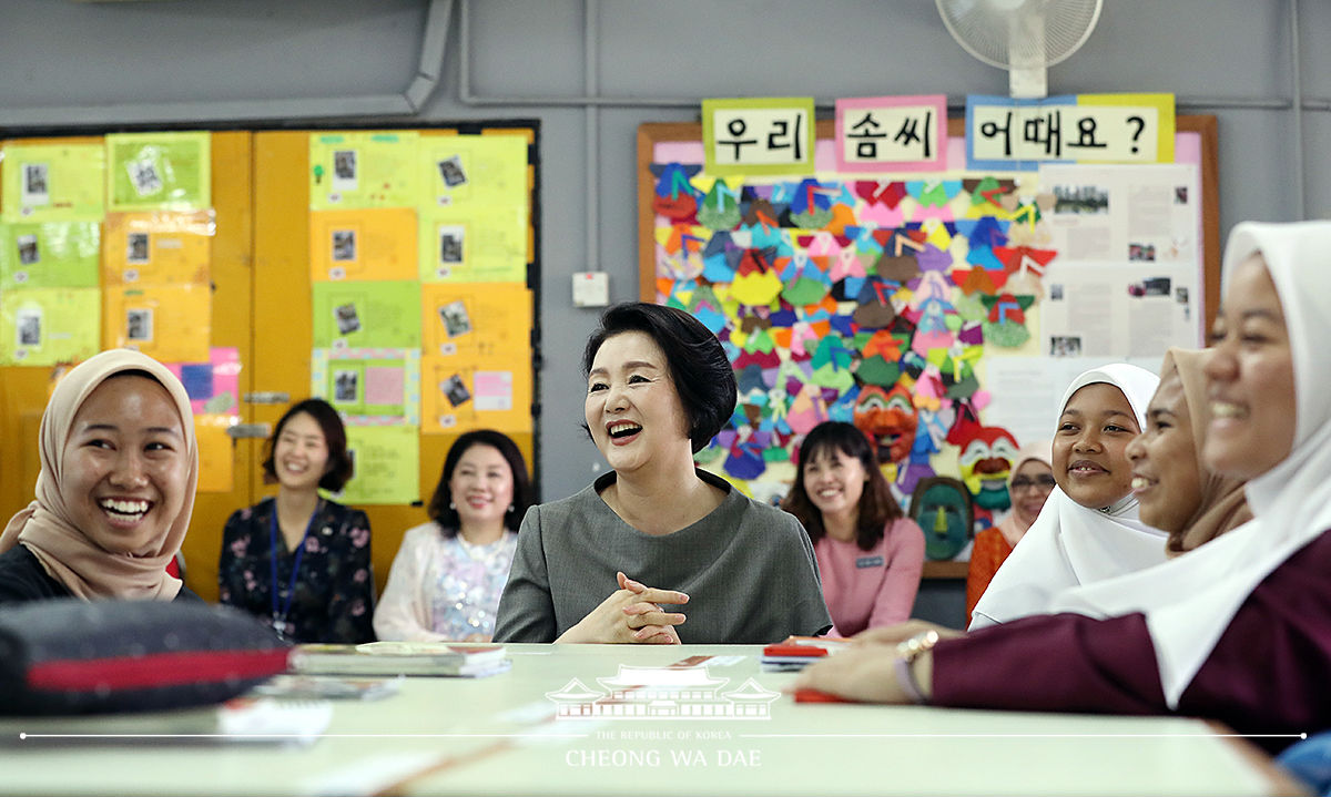 First Lady Kim Jung-sook visiting Seri Puteri Science Secondary School in Kuala Lumpur, Malaysia 