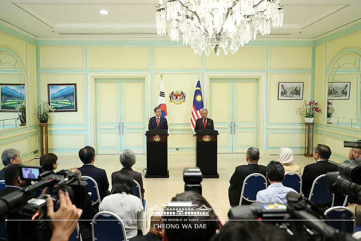 Holding a joint press conference following the Korea-Malaysia summit 