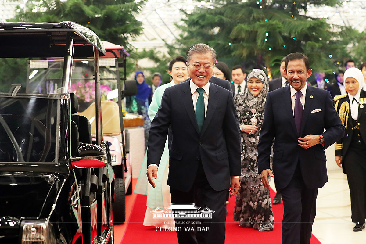 President Moon Jae-in and First Lady Kim Jung-sook attending the state dinner hosted by Sultan of Brunei Hassanal Bolkiah 