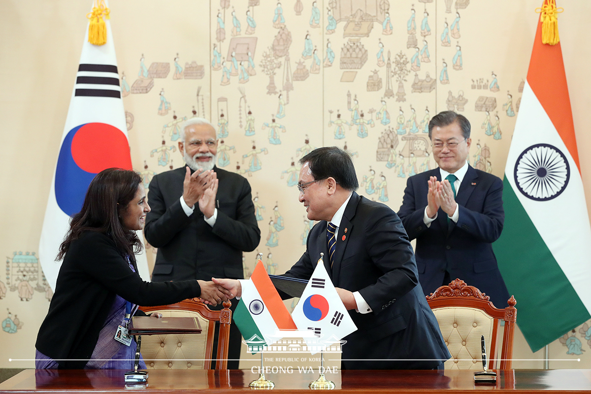 Attending the signing ceremony for Korea-India MOUs at Cheong Wa Dae 