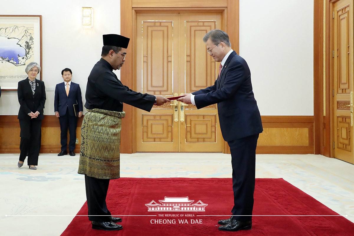 Receiving diplomatic credentials from new ambassadors to Korea at Cheong Wa Dae 