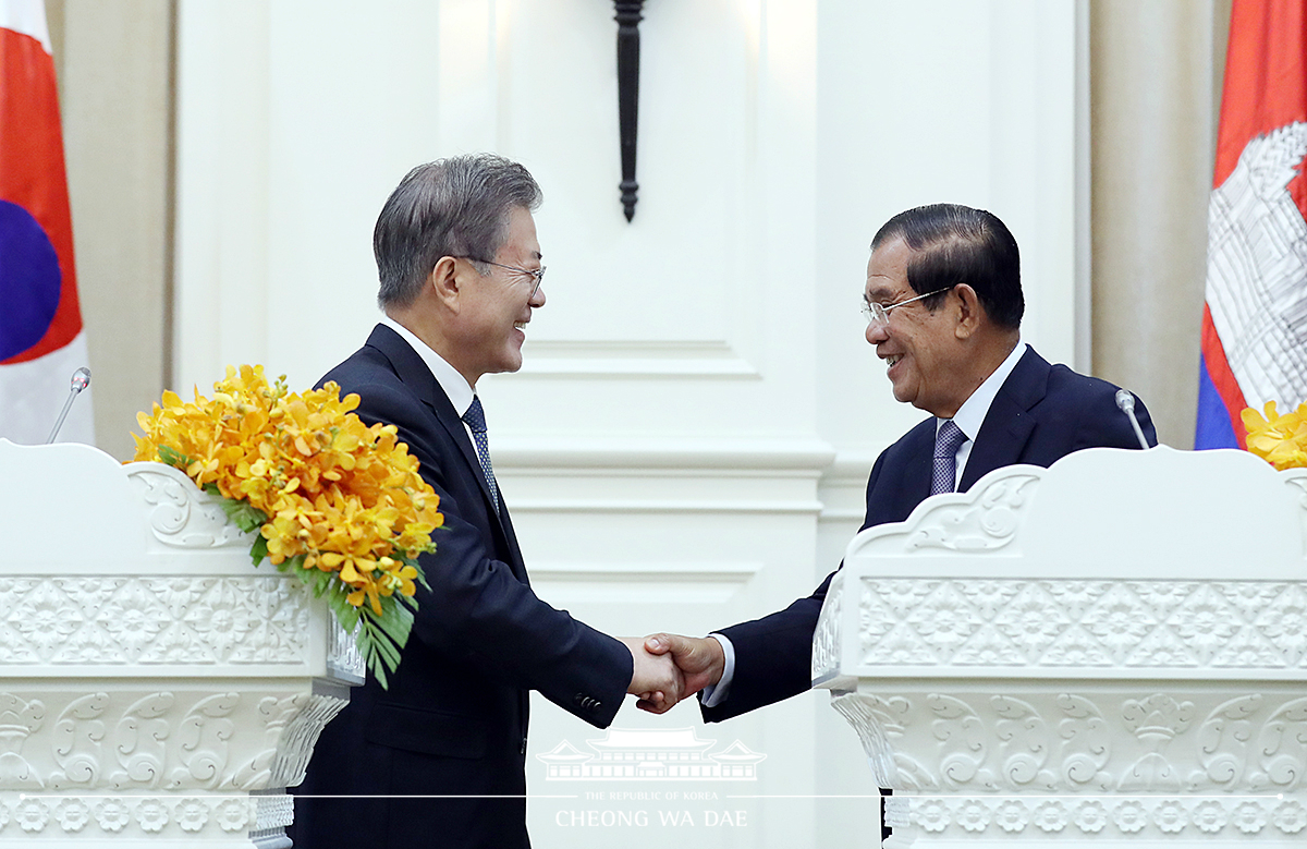 Holding a Korea-Cambodia joint press conference at the Peace Palace in Phnom Penh 