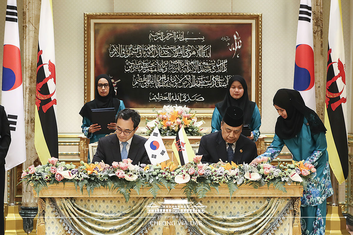 Attending Korea-Brunei MOU signing ceremony at the royal palace of Brunei 