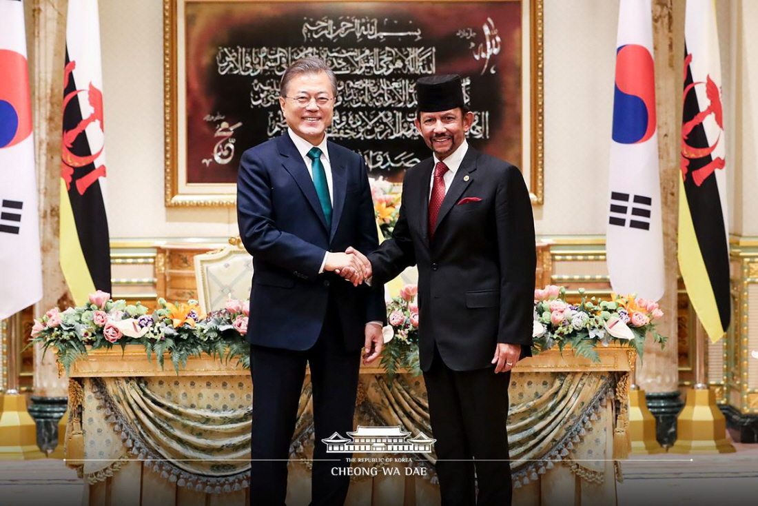 President Moon Jae-in on March 11 shakes hands with Brunei Sultan Hassanal Bolkiah following their summit at the Istana Nurul Iman, the seat of the Brunei government. 