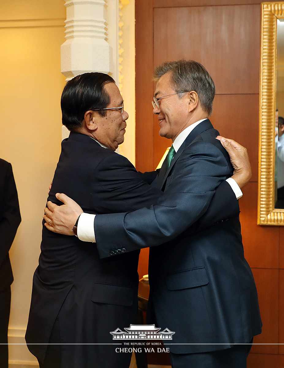 Conversing with Cambodian Prime Minister Hun Sen before a friendship dinner 