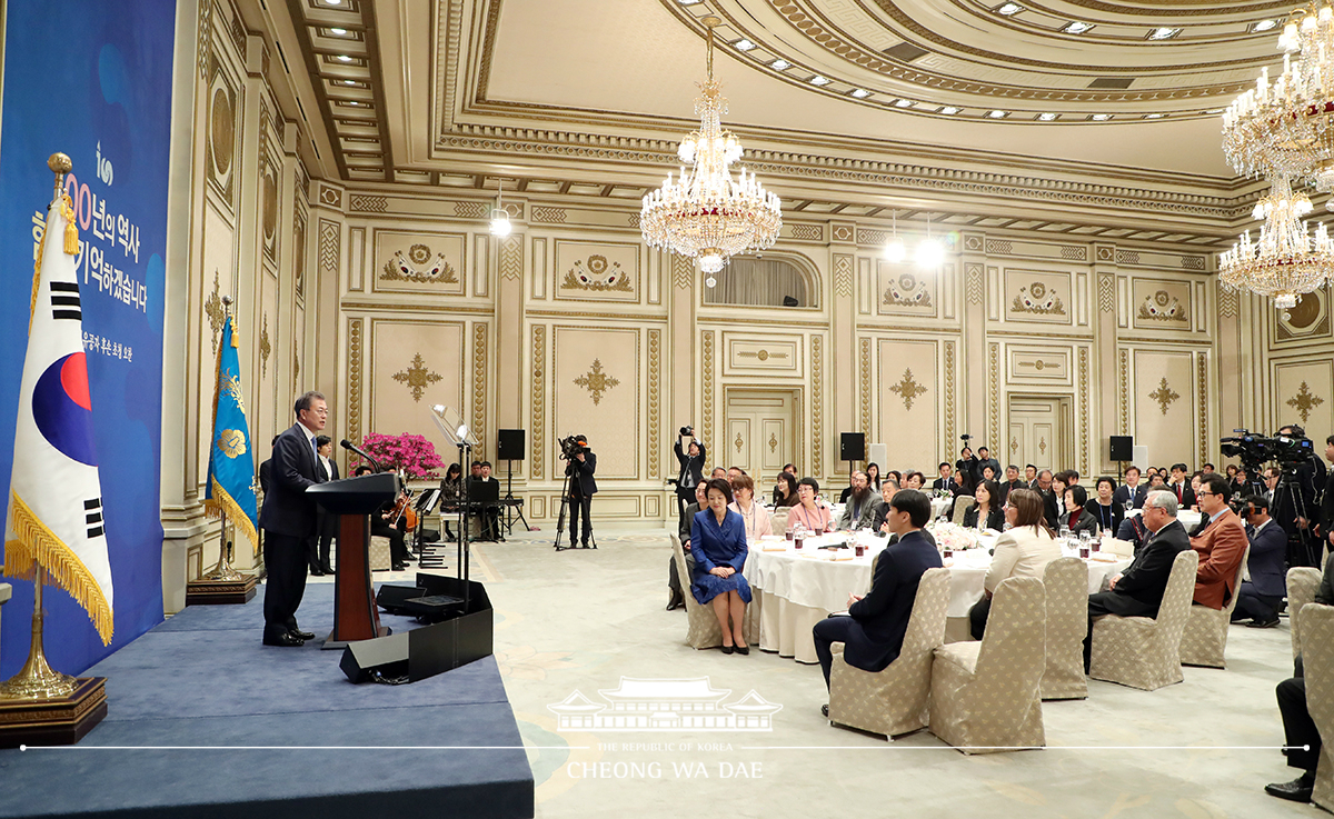 Hosting a luncheon at Cheong Wa Dae for overseas descendants of decorated independence activists 