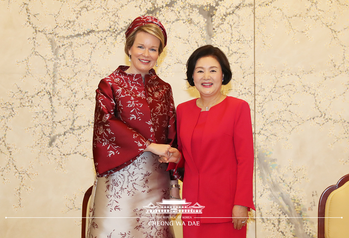 First Lady Kim Jung-sook conversing with Her Majesty the Queen of the Belgians at Cheong Wa Dae 