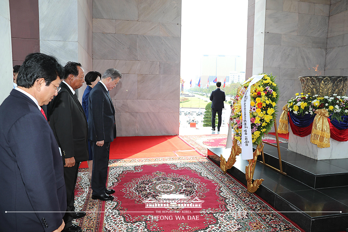 Laying wreaths at the Independence Monument and the memorial statue of King Norodom Sihanouk, the founding father of Cambodia 