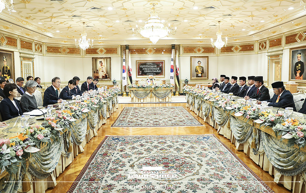 Korea-Brunei summit at the royal palace of Brunei 