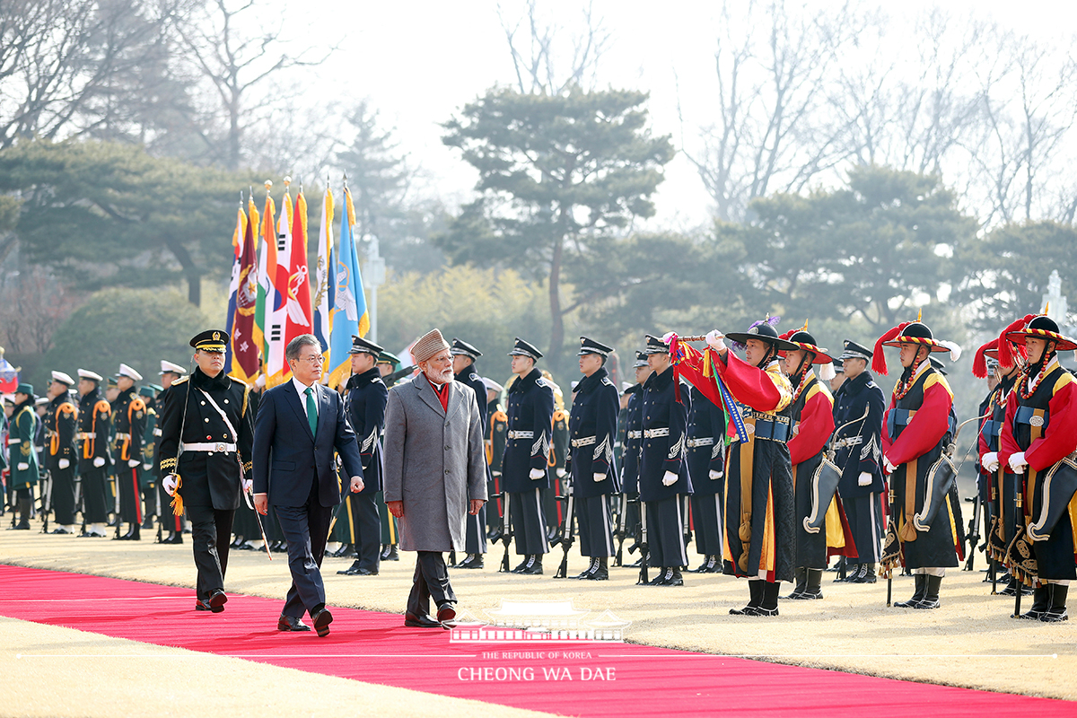 Attending the official welcoming ceremony for Indian Prime Minister Narendra Modi on his state visit to Korea 