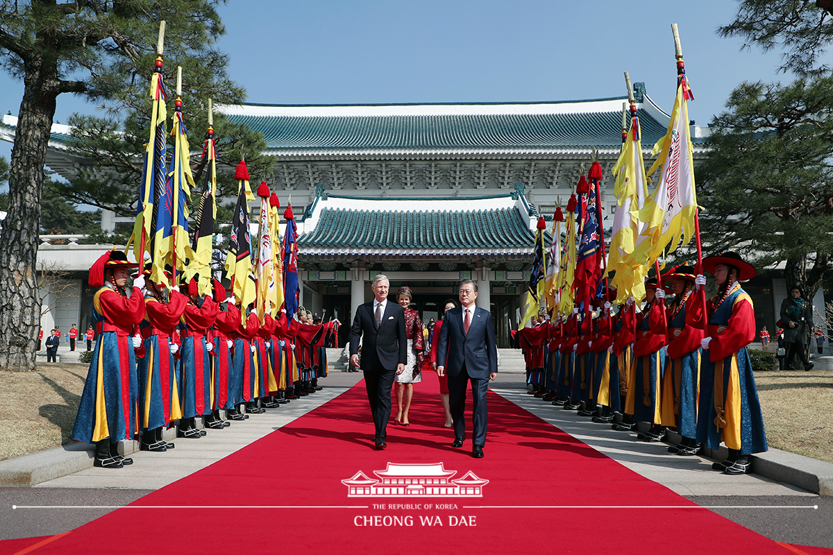 Attending the official welcoming ceremony at Cheong Wa Dae in honor of the state visit by Their Majesties the King and the Queen of the Belgians 