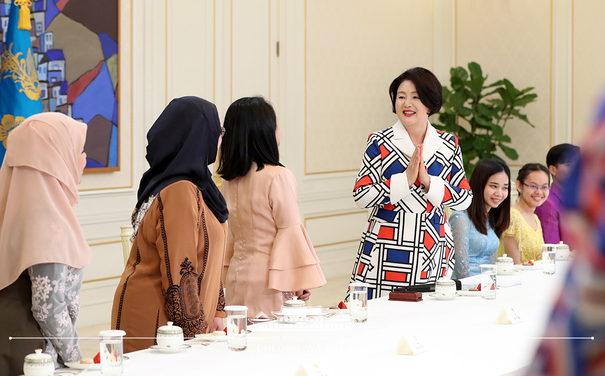 First lady Kim Jung-sook on March 6 greets a group of international students from three Southeast Asian nations in a luncheon held at Cheong Wa Dae.