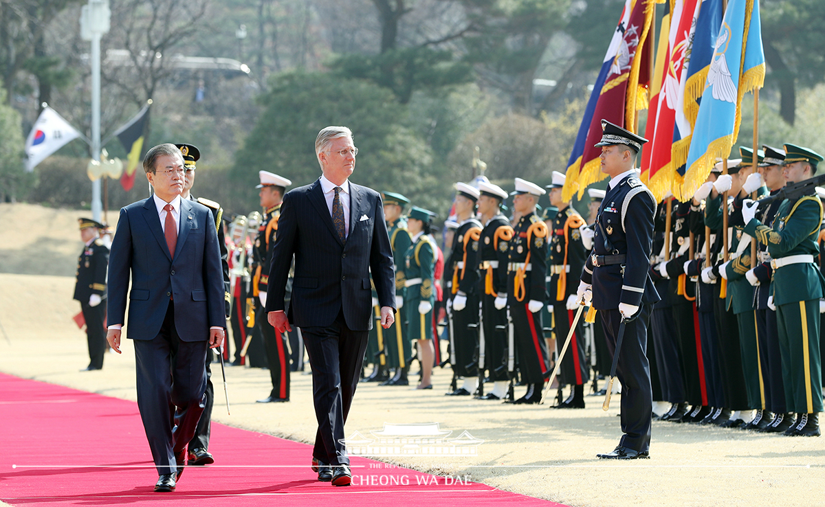 Attending the official welcoming ceremony at Cheong Wa Dae in honor of the state visit by Their Majesties the King and the Queen of the Belgians 