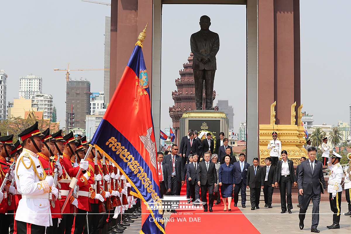 Laying wreaths at the Independence Monument and the memorial statue of King Norodom Sihanouk, the founding father of Cambodia 