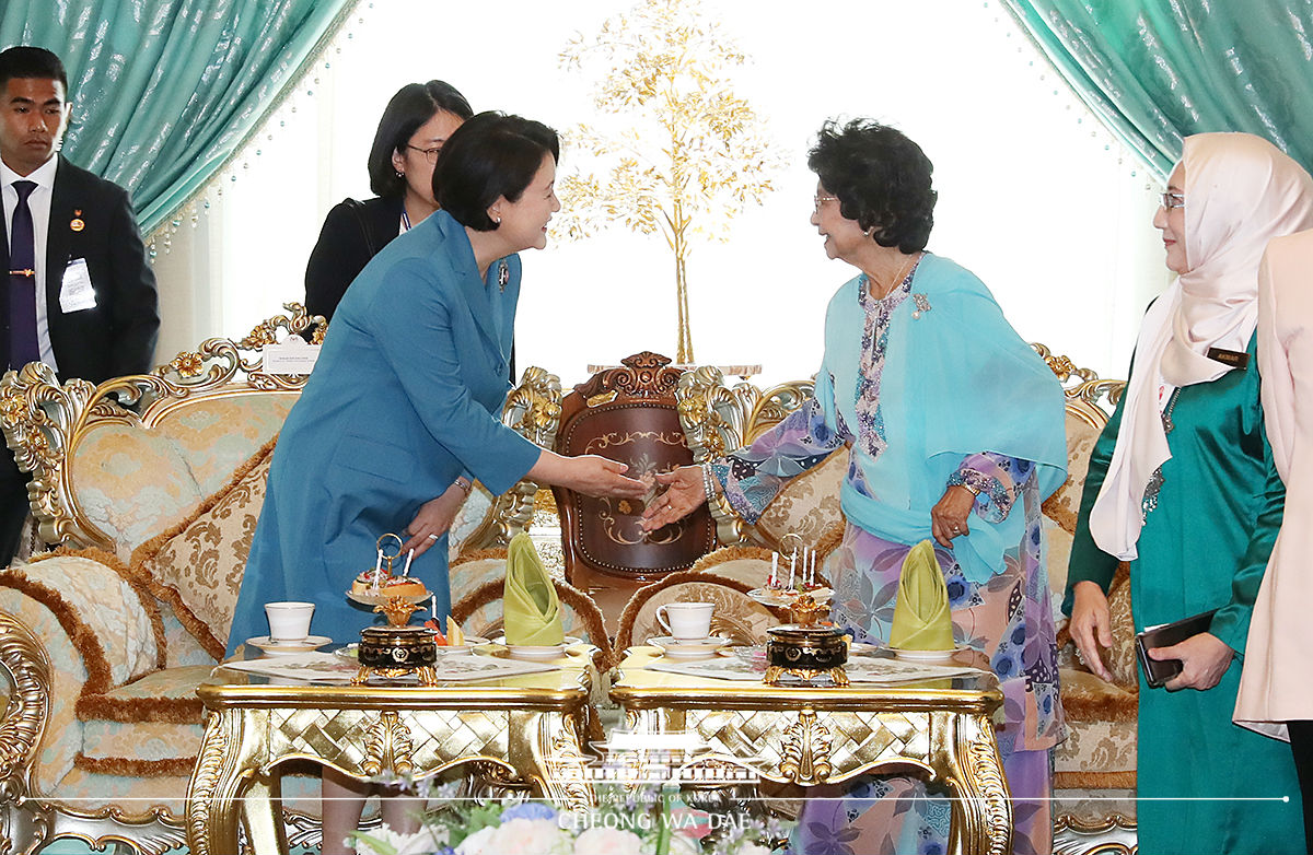 First Lady Kim Jung-sook meeting with Malaysian First lady Siti Hasmah Mohamad Ali 