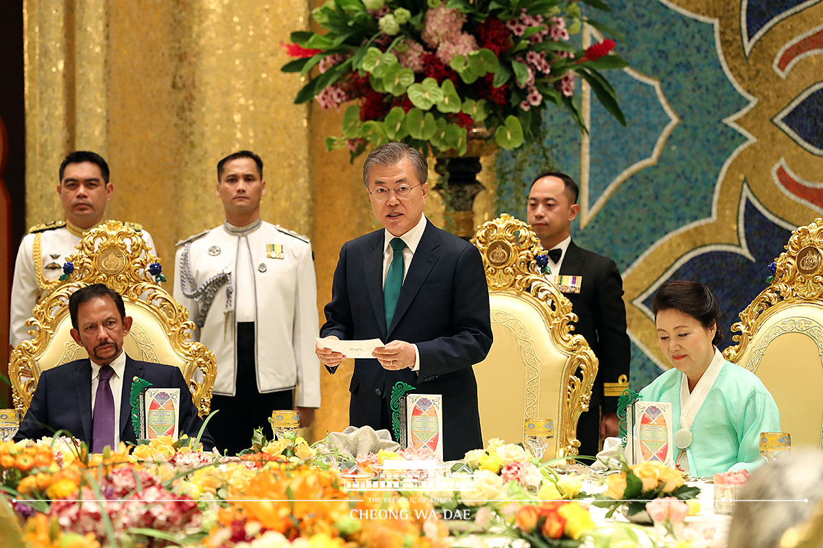 President Moon Jae-in and First Lady Kim Jung-sook attending the state dinner hosted by Sultan of Brunei Hassanal Bolkiah 