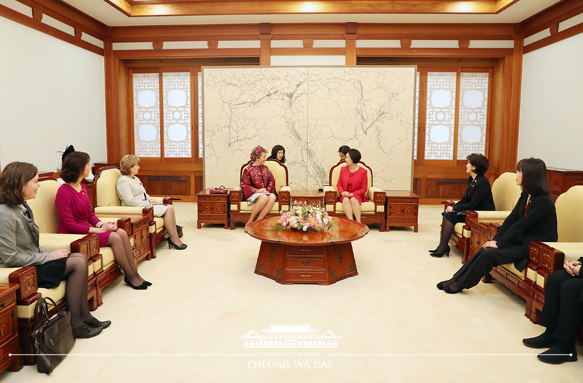 First Lady Kim Jung-sook conversing with Her Majesty the Queen of the Belgians at Cheong Wa Dae 