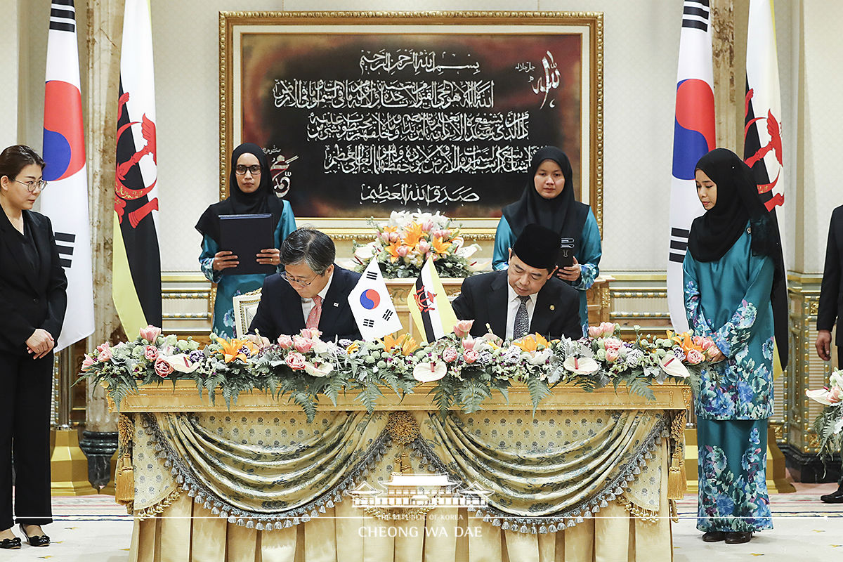 Attending Korea-Brunei MOU signing ceremony at the royal palace of Brunei 