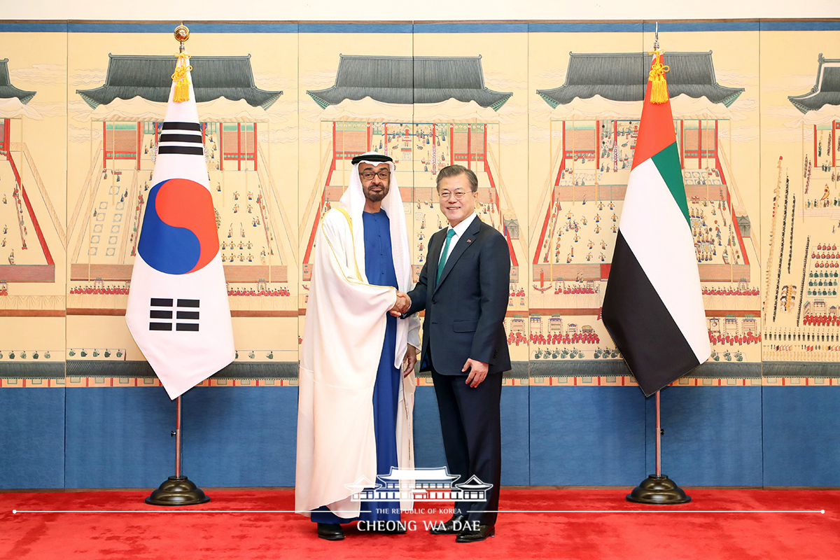 Looking on as Crown Prince Mohammed bin Zayed Al Nahyan of Abu Dhabi signs the guest book and posing for a commemorative photo at Cheong Wa Dae 