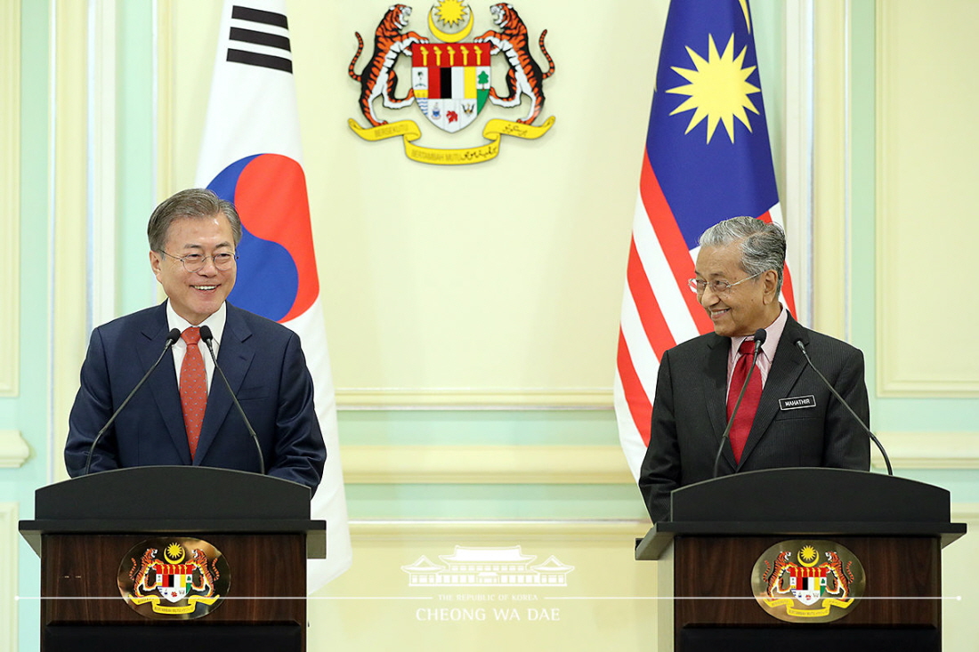 President Moon Jae-in (left) on March 13 holds a joint news conference with Malaysian Prime Minister Mahathir Mohamad following their summit in Putrajaya, Malaysia.