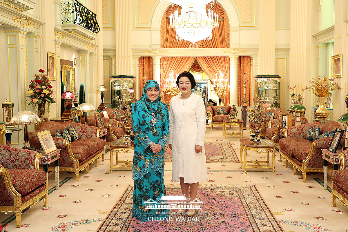 First Lady Kim Jung-sook conversing with Queen Saleha of Brunei at the royal palace 