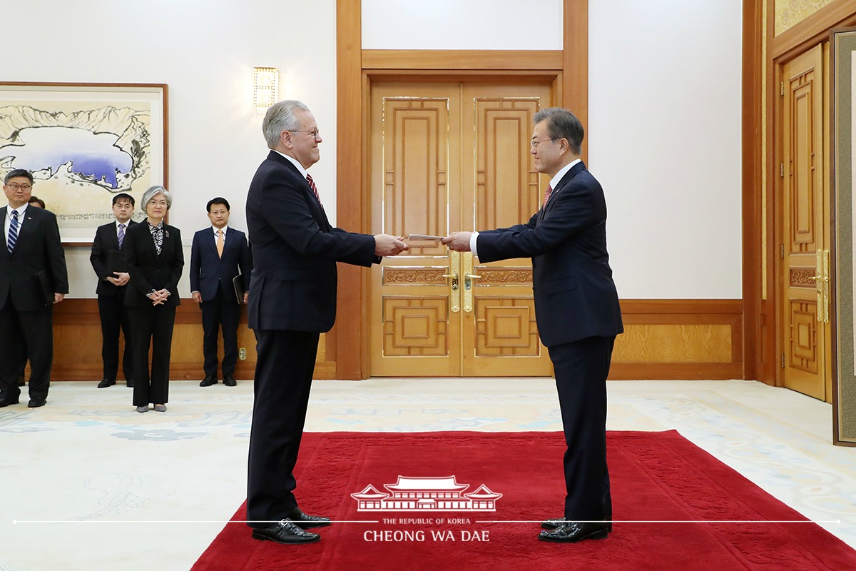 Receiving diplomatic credentials from new ambassadors to Korea at Cheong Wa Dae 