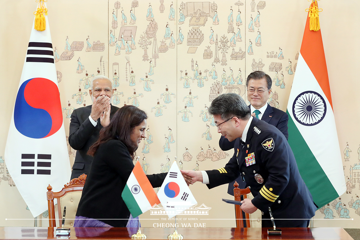 Attending the signing ceremony for Korea-India MOUs at Cheong Wa Dae 