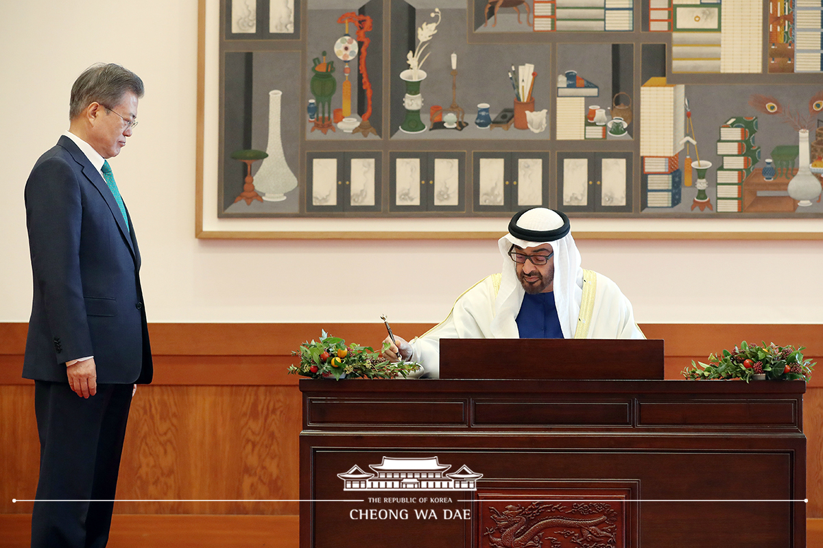 Looking on as Crown Prince Mohammed bin Zayed Al Nahyan of Abu Dhabi signs the guest book and posing for a commemorative photo at Cheong Wa Dae 