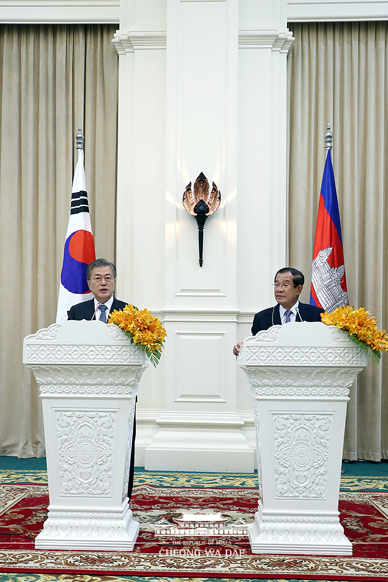 Holding a Korea-Cambodia joint press conference at the Peace Palace in Phnom Penh 