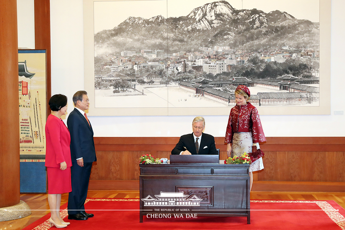 Looking on as His Majesty the King of the Belgians signs the Cheong Wa Dae guestbook 