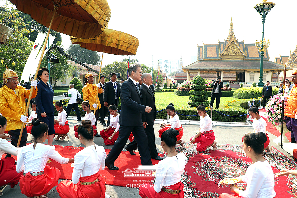 Attending the official welcoming ceremony in Cambodia 