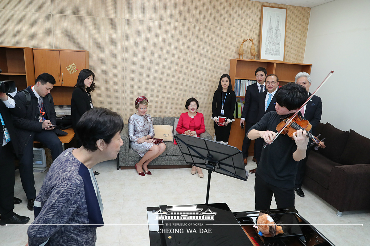 First Lady Kim Jung-sook and Her Majesty the Queen of the Belgians visiting Korea National University of Arts in Seoul 