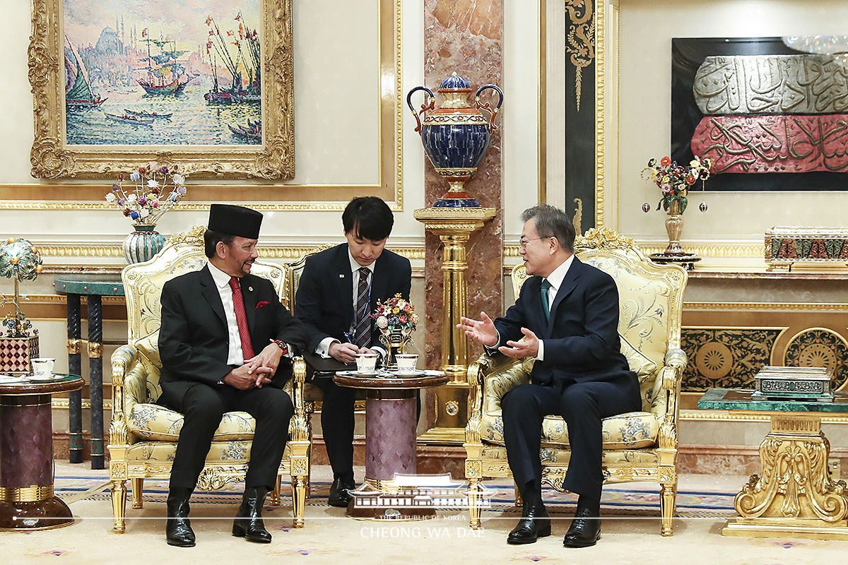 President Moon Jae-in and First Lady Kim Jung-sook conversing with their Bruneian counterparts at the royal palace of Brunei 