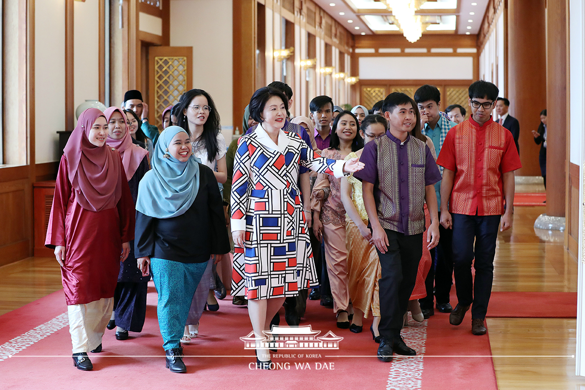 First lady Kim Jung-sook and a group of international students from Southeast Asia on March 6 walk through the halls of Cheong Wa Dae.