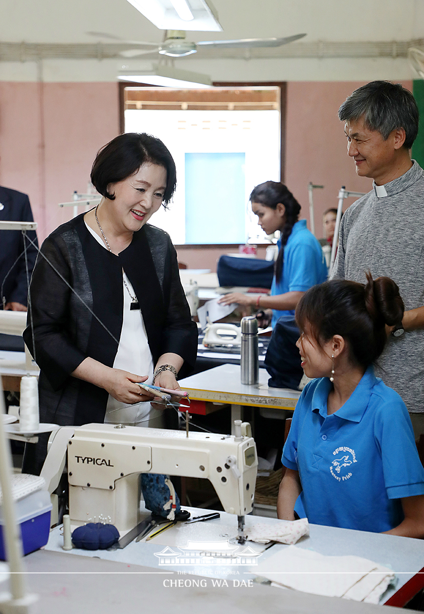 First Lady Kim Jung-sook visiting Banteay Prieb, a training and rehabilitation center for people with disabilities in the suburb of Phnom Penh 