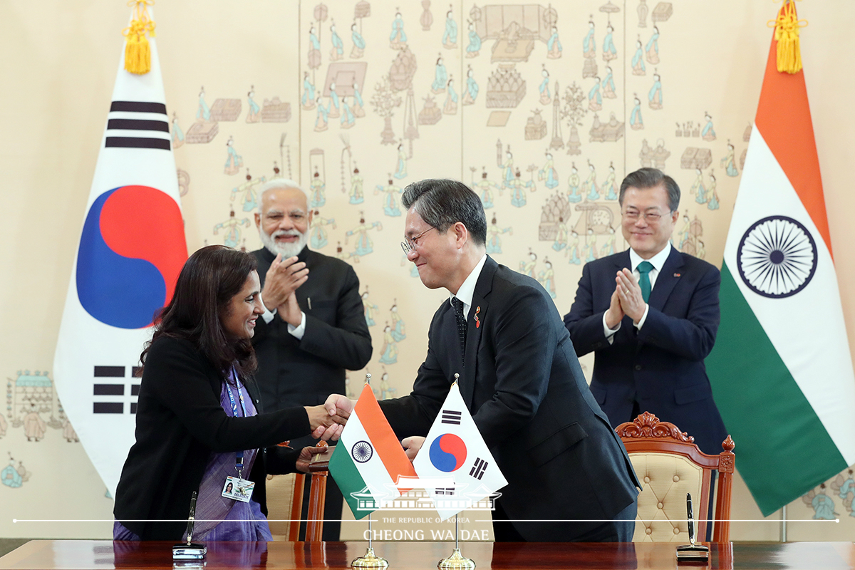 Attending the signing ceremony for Korea-India MOUs at Cheong Wa Dae 