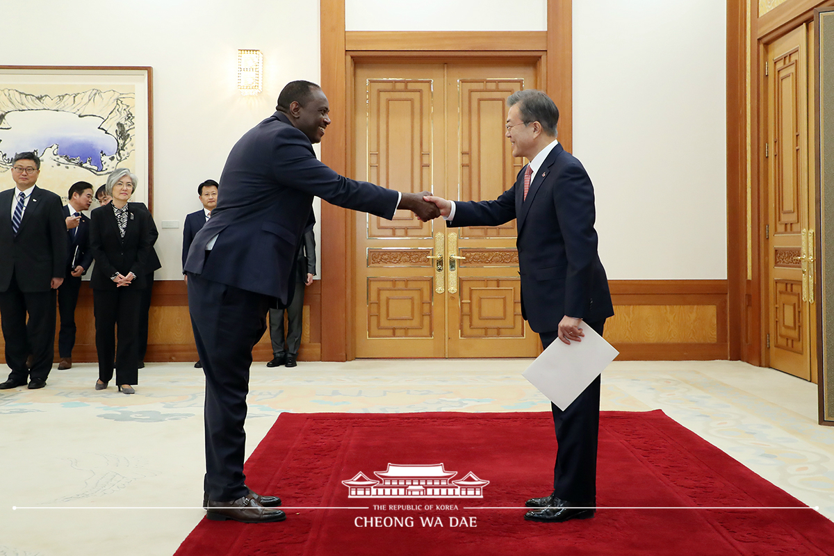 Receiving diplomatic credentials from new ambassadors to Korea at Cheong Wa Dae 