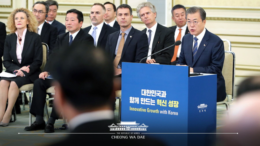 President Moon Jae-in March 28 gives a speech in a meeting with foreign investors at Cheong Wa Dae. (Cheong Wa Dae)