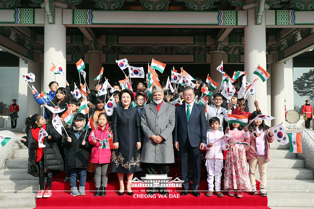 Attending the official welcoming ceremony for Indian Prime Minister Narendra Modi on his state visit to Korea 