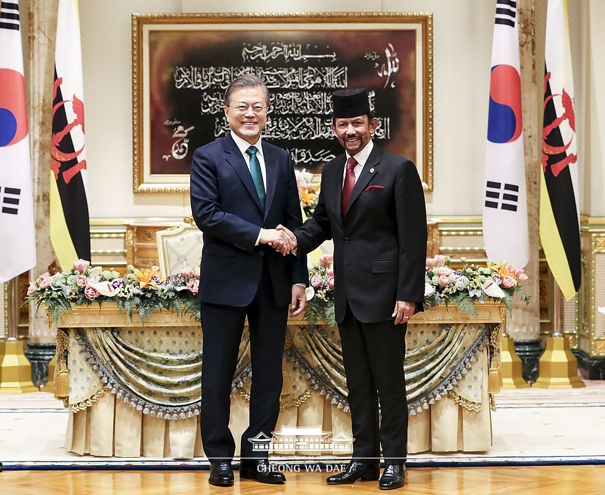 Attending Korea-Brunei MOU signing ceremony at the royal palace of Brunei 