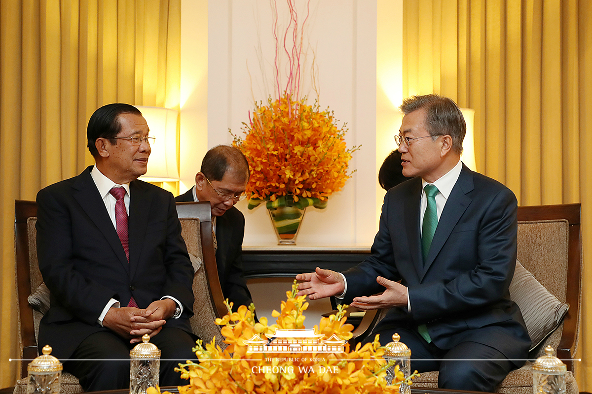 Conversing with Cambodian Prime Minister Hun Sen before a friendship dinner 