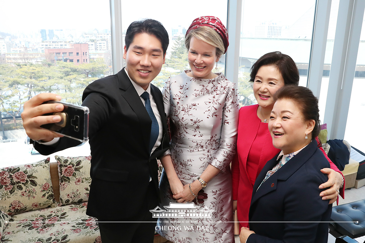 First Lady Kim Jung-sook and Her Majesty the Queen of the Belgians visiting Korea National University of Arts in Seoul 